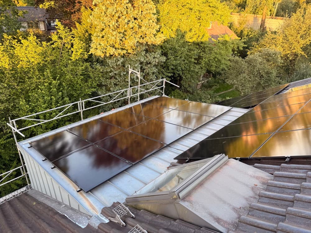 PV-Module im Abendlicht auf einem Wohnhausdach
