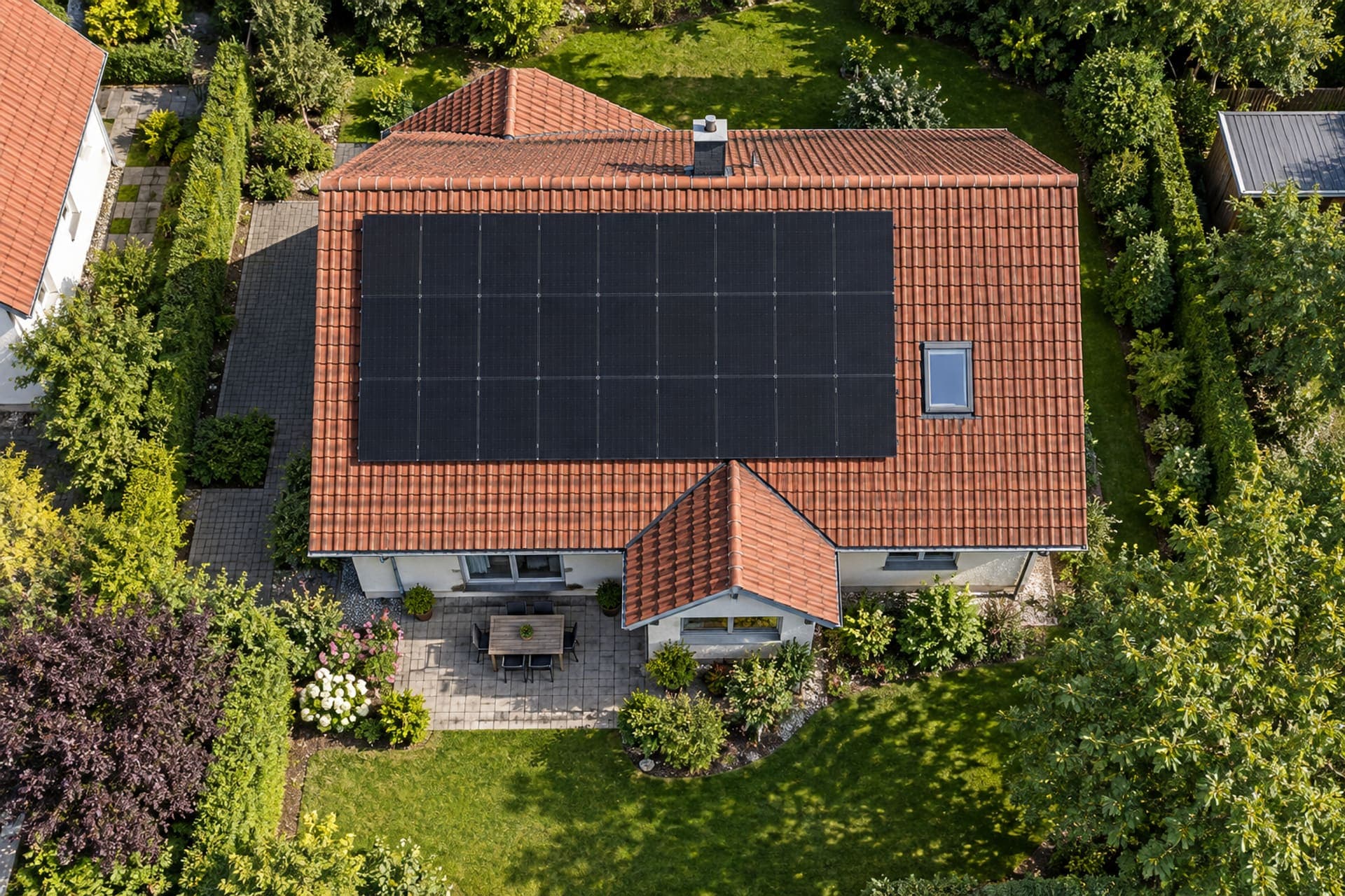 Luftbild eines Ziegeldachs mit schwarzen Solarmodulen – Niedersachsen Solar